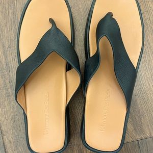 L’AmourDesPieds flip flops.